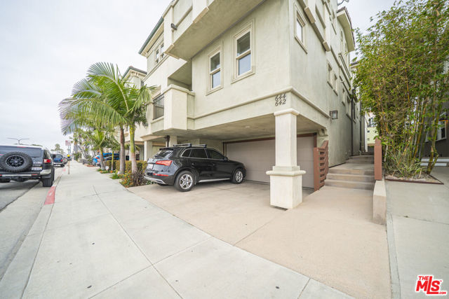 642 Hermosa Avenue, Hermosa Beach CA: https://media.crmls.org/mediaz/11ac7de3-824f-4a14-a217-cbdf61fc2946.jpg