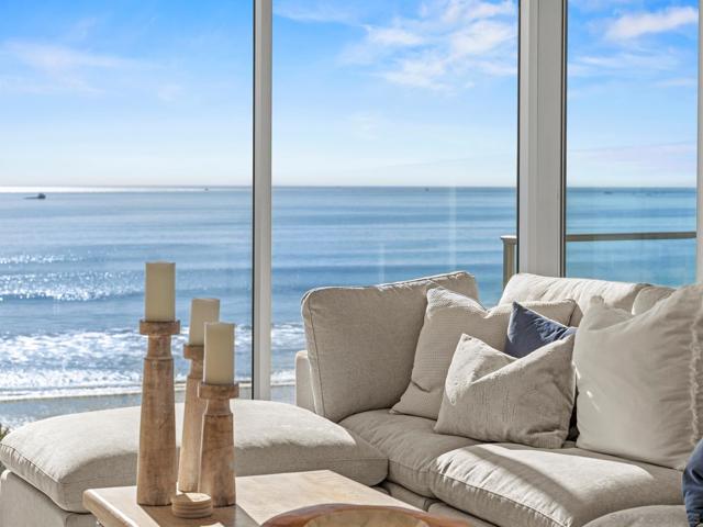 1810 Avenida Del Mundo, Coronado CA: https://media.crmls.org/mediaz/11acc0f3-b927-4cb1-96c9-45e9d05f3ea6.jpg