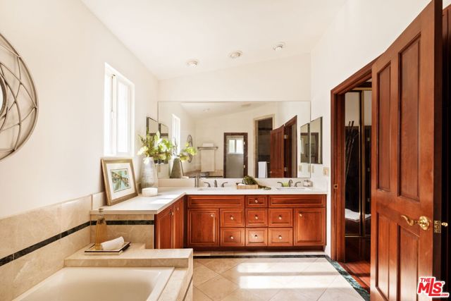 2617 Sleepy Hollow Place, Glendale CA: https://media.crmls.org/mediaz/11acc3c1-aedd-41d5-aee7-7f1efa57209b.jpg