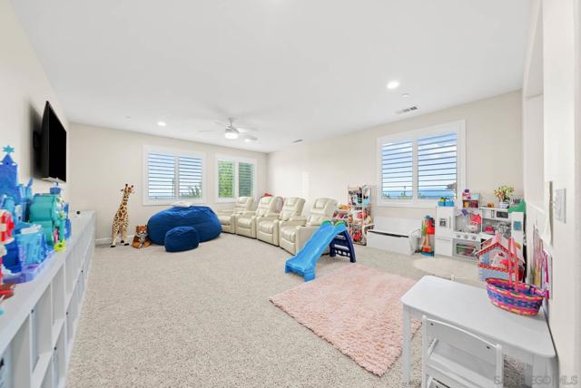 542 Adobe Estates Dr, Vista CA: https://media.crmls.org/mediaz/11ad9c8a-639d-4a7f-8bc3-623690697a93.jpg