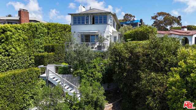 271 Amalfi Drive, Santa Monica CA: https://media.crmls.org/mediaz/11adda8f-d162-4bb5-aa62-bd4480a5c345.jpg