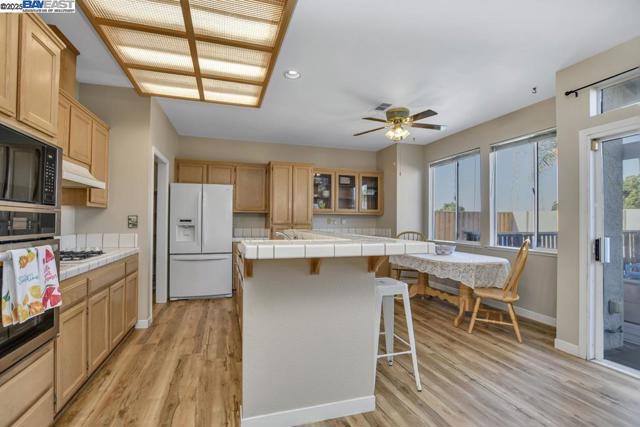 2218 Newport Ct., Discovery Bay CA: https://media.crmls.org/mediaz/11adebbf-cff6-464d-993f-05990d7d8002.jpg