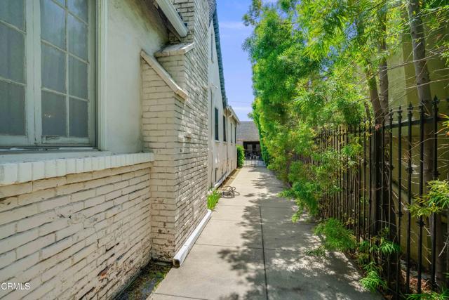1120 S Burnside Avenue, Los Angeles CA: https://media.crmls.org/mediaz/11aed7a5-d86f-4d08-9973-cb4a2c0e2445.jpg