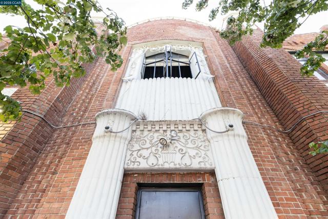 2521 San Pablo Ave, Oakland CA: https://media.crmls.org/mediaz/11af9e7b-9644-426e-92fb-9cca58abdb71.jpg