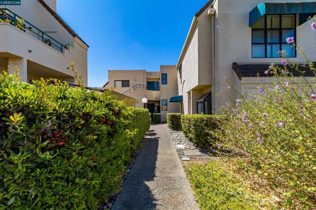 171 Nantucket Ln, Vallejo CA: https://media.crmls.org/mediaz/11aff200-e8a9-4f12-97ba-cc2518ad2168.jpg