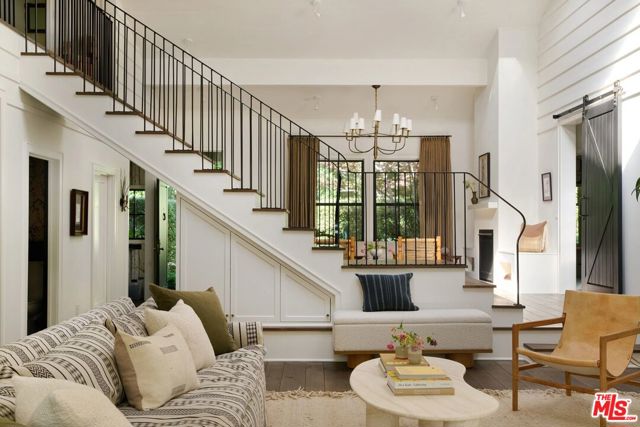 3949 Dixie Canyon Avenue, Sherman Oaks CA: https://media.crmls.org/mediaz/11b0164e-8393-4814-82ea-49228f4eca0b.jpg