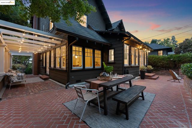 118 Hillside Ave, Piedmont CA: https://media.crmls.org/mediaz/11b04dc1-865b-4fc0-b818-52a466d7e300.jpg