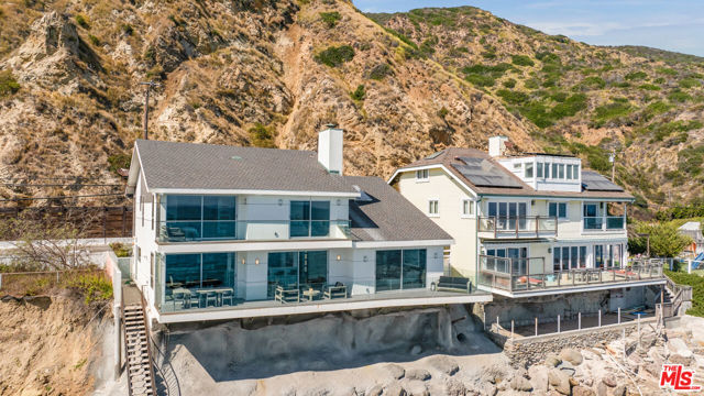 19640 Pacific Coast Highway, Malibu CA: https://media.crmls.org/mediaz/11b09e71-8026-4fdb-b4d5-ff24775faabd.jpg