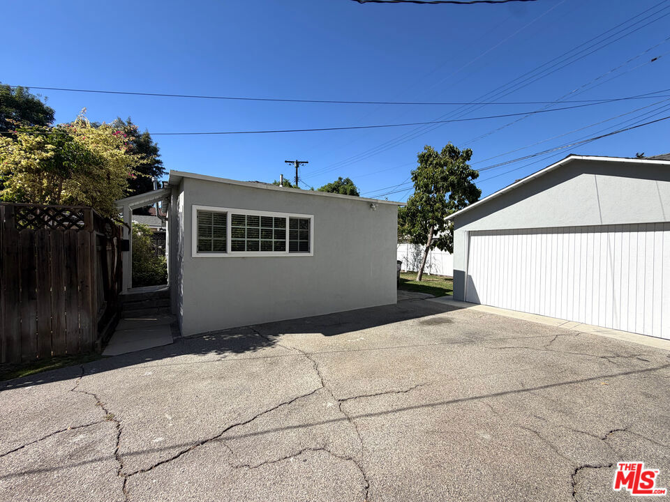 1/2 Aqua Vista Street — Traditional