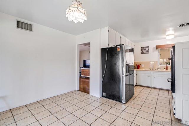 632 Sandalwood Dr, El Cajon CA: https://media.crmls.org/mediaz/11b12388-b2b8-4361-bf39-5f6263bf234e.jpg
