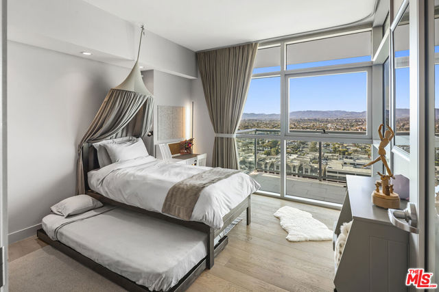 13700 Marina Pointe Drive, Marina del Rey CA: https://media.crmls.org/mediaz/11b263ec-bd87-4ae6-bffe-b08e0ed2cad3.jpg