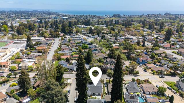 518 King Street, Santa Cruz CA: https://media.crmls.org/mediaz/11b2e7d6-4f53-40f1-955f-57e07dd8889e.jpg