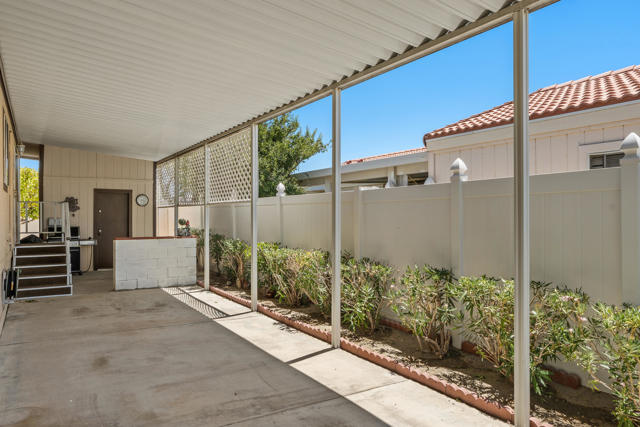 15300 Palm Drive, Desert Hot Springs CA: https://media.crmls.org/mediaz/11b3386f-d8b6-42f1-b53f-34ca5442b88e.jpg