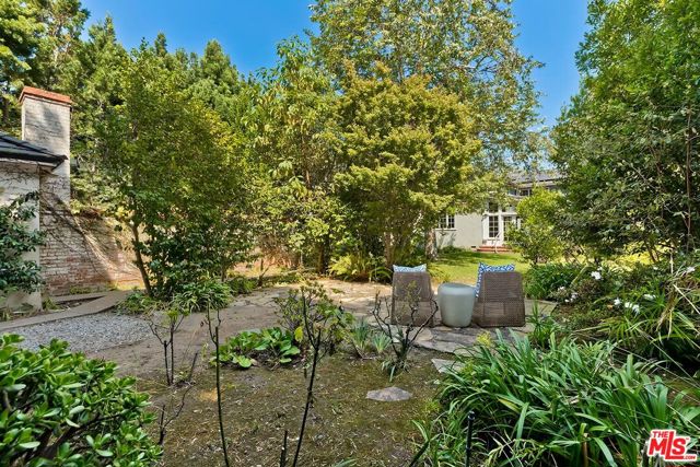 459 S Bentley Avenue, Los Angeles CA: https://media.crmls.org/mediaz/11b350ba-5fc8-4314-90ad-d6179c0705c4.jpg