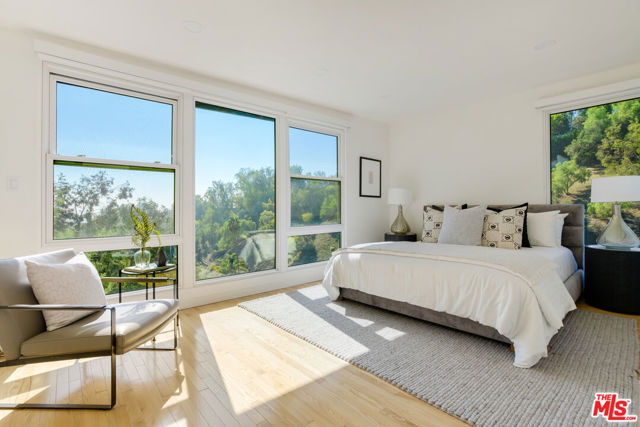 1311 Braeridge Drive, Beverly Hills CA: https://media.crmls.org/mediaz/11b5c455-6845-471e-9170-eb5d08aaeeb7.jpg
