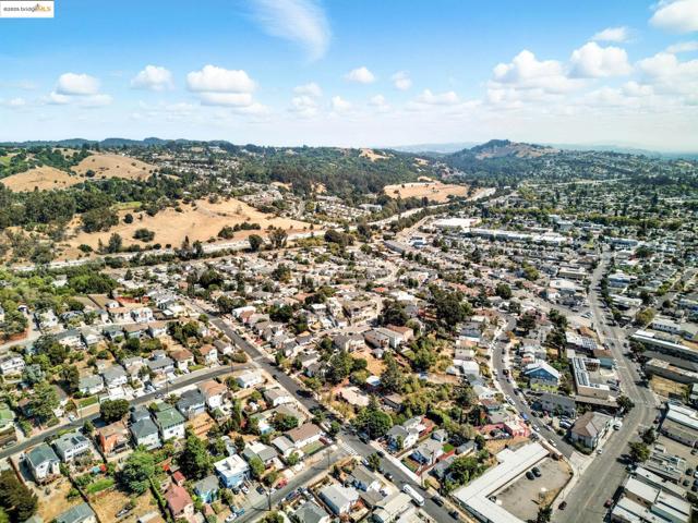 2721 Oliver Ave, Oakland CA: https://media.crmls.org/mediaz/11b68184-78d6-4551-acd0-2243089960f5.jpg