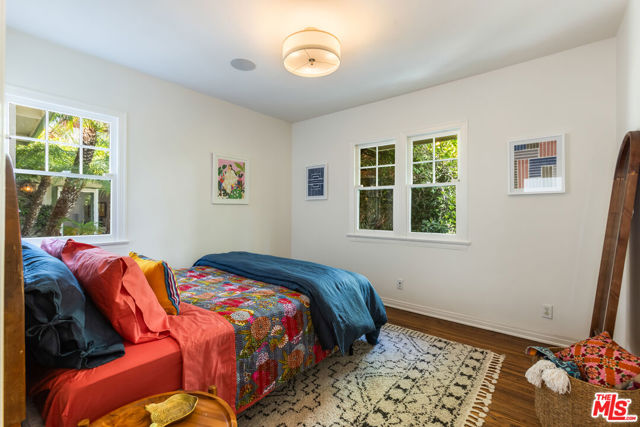 7361 Oakwood Avenue, Los Angeles CA: https://media.crmls.org/mediaz/11b7217a-45a8-45de-9586-3ffe8a8e4058.jpg