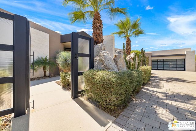 1 Sterling Ridge Drive, Rancho Mirage CA: https://media.crmls.org/mediaz/11b902c3-a77e-46fe-9796-ae0d6e7029dc.jpg