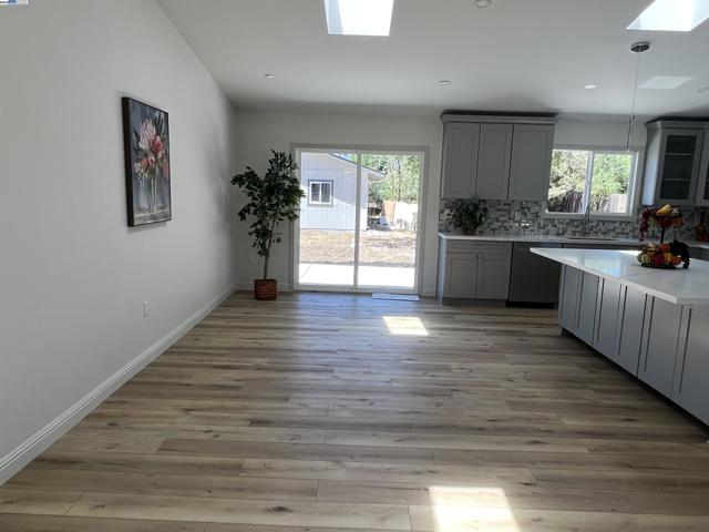 2559 Lynn Ave, Concord CA: https://media.crmls.org/mediaz/11ba5702-e39e-42ec-904b-302f6bcbda45.jpg