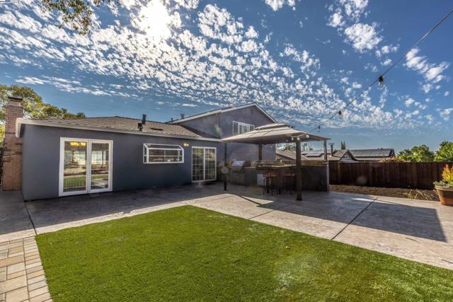 702 Sylvaner Dr, Pleasanton CA: https://media.crmls.org/mediaz/11ba7e3a-7900-445f-abcc-336f564ae6e8.jpg
