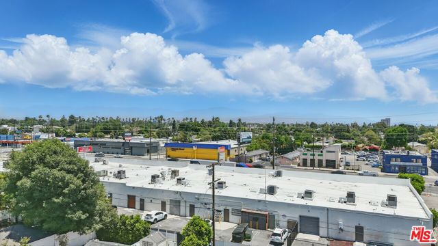 6230 Peach Avenue, Van Nuys CA: https://media.crmls.org/mediaz/11bb2258-d076-441d-b959-03fa243182ed.jpg