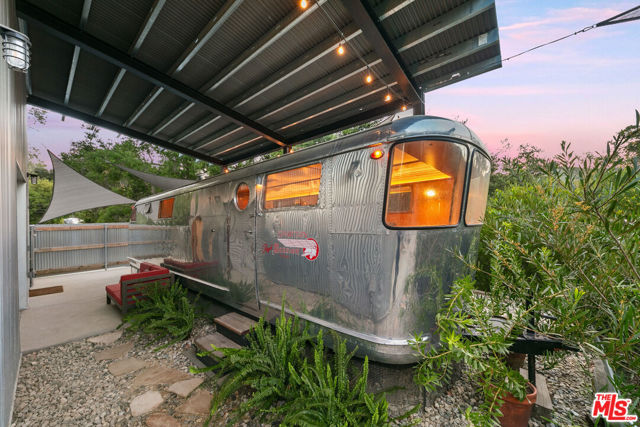 20605 Cheney Drive, Topanga CA: https://media.crmls.org/mediaz/11bbbadc-d030-4a11-9261-d1177ace1fdc.jpg