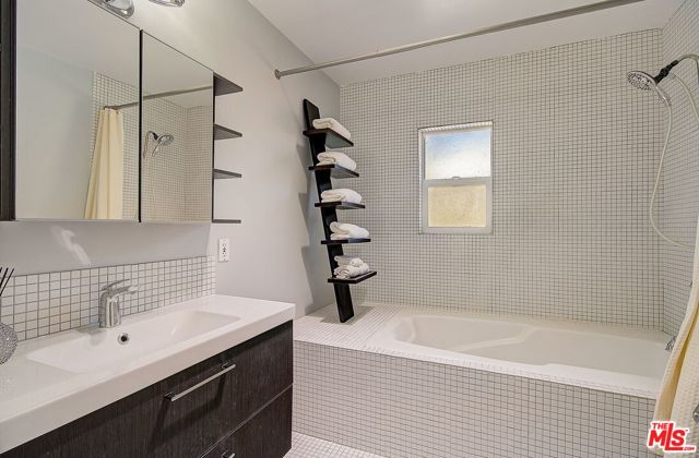 4990 Llano Drive, Woodland Hills CA: https://media.crmls.org/mediaz/11bbf9e4-fae5-41f8-9f15-fc00455a5e35.jpg