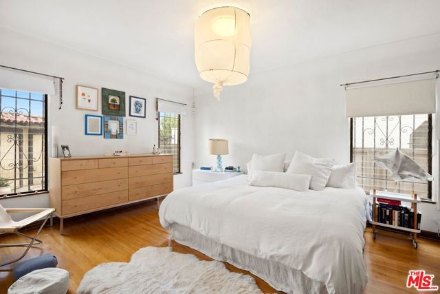 1118 S Crescent Heights Boulevard, Los Angeles CA: https://media.crmls.org/mediaz/11bc2c38-8423-4c27-8219-63dabc71d4df.jpg