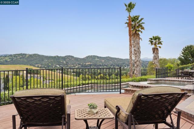 460 Silver Hollow Drive, Walnut Creek CA: https://media.crmls.org/mediaz/11bcbb12-2221-4dc6-a4e4-75b06712d3ee.jpg