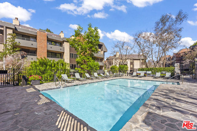 4752 Park Encino Lane, Encino CA: https://media.crmls.org/mediaz/11bcd194-14f9-4655-8347-fa2a422e1bc2.jpg