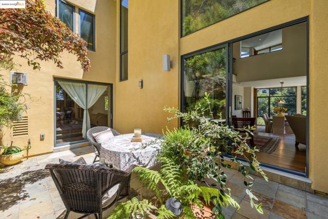 1015 Grand View Dr, Berkeley CA: https://media.crmls.org/mediaz/11bdbc1b-7b25-4f88-8823-33a442b72407.jpg