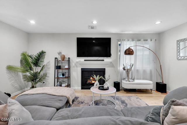 1118 Bright Glen Circle, Westlake Village CA: https://media.crmls.org/mediaz/11be05ce-7baa-4173-9a64-46f10f696c15.jpg