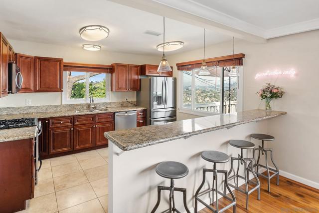 4258 Summit Drive, La Mesa CA: https://media.crmls.org/mediaz/11be3e70-6cc4-43be-aad0-76fdb7924e4e.jpg