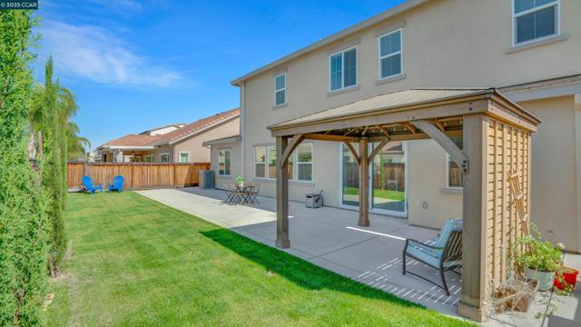 719 Jennifer St, Brentwood CA: https://media.crmls.org/mediaz/11bef1d0-1580-47cf-a9df-20d79e411087.jpg