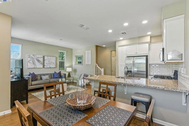 841 Fan Palm Ln, Brentwood CA: https://media.crmls.org/mediaz/11bf1767-a83a-4c2f-8a92-f08952e234be.jpg