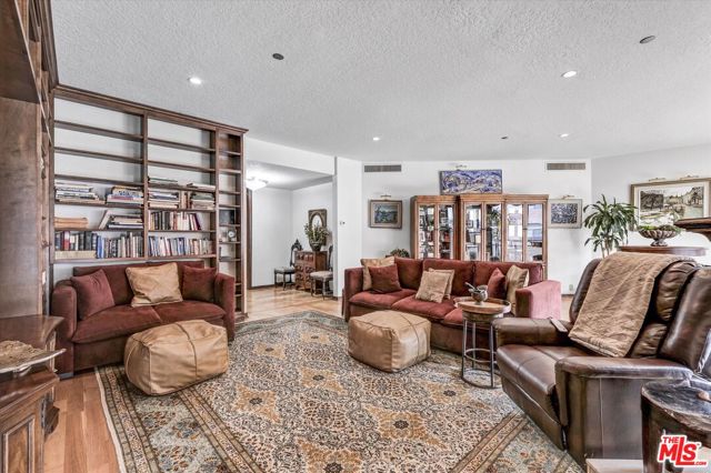 300 N Swall Drive, Beverly Hills CA: https://media.crmls.org/mediaz/11bf9e24-c585-4f2d-8353-ba3ddbbe41ae.jpg