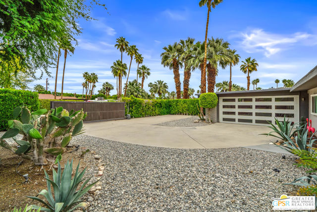 281 E Ocotillo Avenue, Palm Springs CA: https://media.crmls.org/mediaz/11bfbe3c-66db-41ec-9925-5accf7305f56.jpg