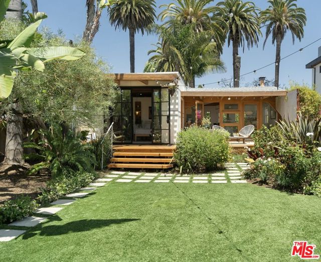 2311 Glencoe Avenue, Venice CA: https://media.crmls.org/mediaz/11bff6e1-44c3-49e8-a3f9-fde6e7d48297.jpg