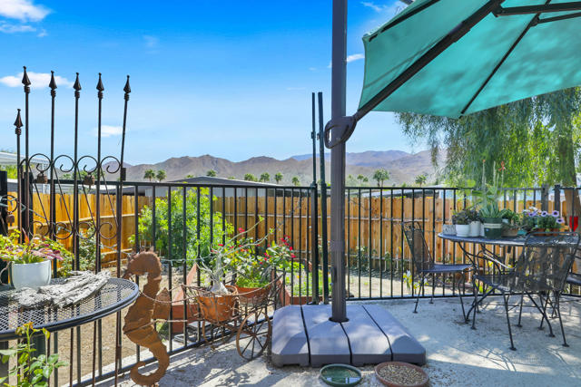 39 Country Club Drive, Palm Desert CA: https://media.crmls.org/mediaz/11c00fc9-d322-4335-838d-633b58c99f12.jpg