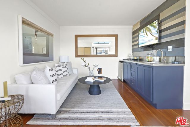 3838 Buena Park Drive, Studio City CA: https://media.crmls.org/mediaz/11c17db6-139c-4637-8b38-b68cd7be4ece.jpg