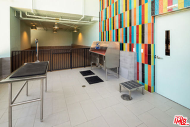 687 S Hobart Boulevard, Los Angeles CA: https://media.crmls.org/mediaz/11c2504d-d6d6-41d7-a1c2-90edf516317f.jpg