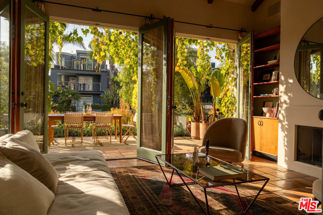 416 Carroll Canal, Venice CA: https://media.crmls.org/mediaz/11c2e793-e50a-4faa-a0b4-5d9fbef5074f.jpg
