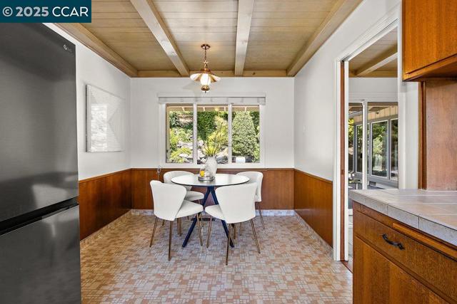 1 Aspinwall Ct, Orinda CA: https://media.crmls.org/mediaz/11c2ff38-7245-4e22-af80-be9550fecf55.jpg