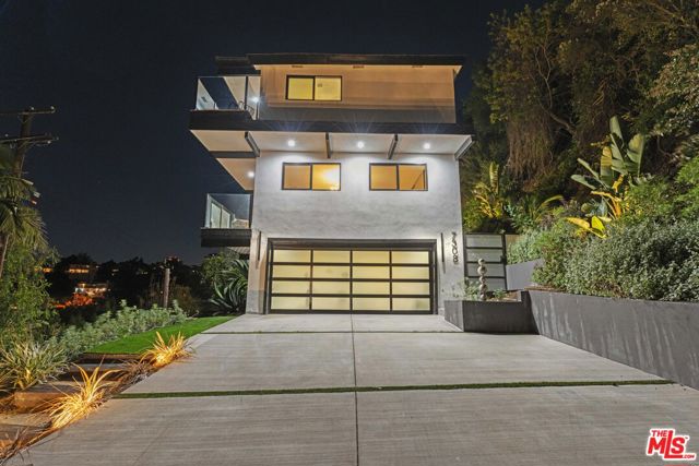 7308 Pacific View Drive, Los Angeles CA: https://media.crmls.org/mediaz/11c319ab-6b52-4008-bc21-44b66ce5ab06.jpg