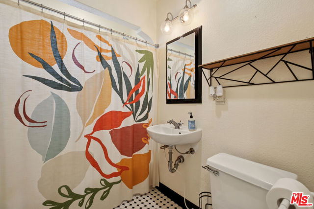 5492 Lewis Avenue, Long Beach CA: https://media.crmls.org/mediaz/11c3811a-f3a8-448c-a6a3-5eb512fbbc25.jpg