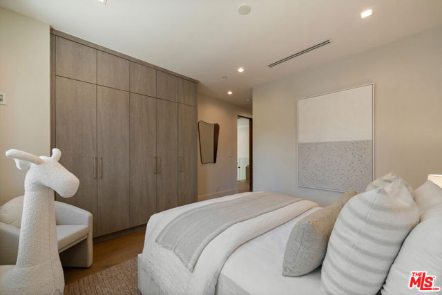 4299 Elmer Avenue, Studio City CA: https://media.crmls.org/mediaz/11c520c9-c4ab-425b-b805-7b299de4ee76.jpg