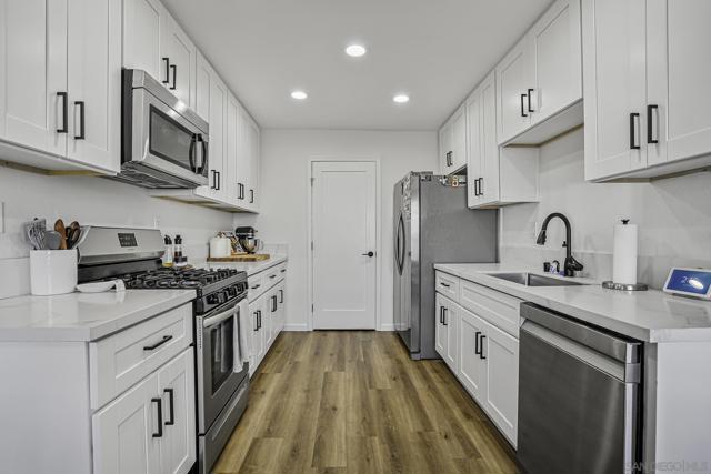 4212 Vista Del Rio Way, Oceanside CA: https://media.crmls.org/mediaz/11c5811b-e9f8-4dc5-8277-76611b9082d7.jpg