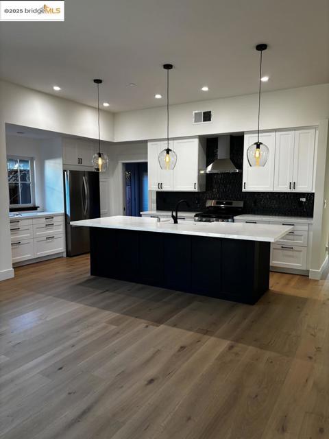 911 Peggy LN, Menlo Park CA: https://media.crmls.org/mediaz/11c67de2-1ca8-4c15-bd40-232c0bd08387.jpg