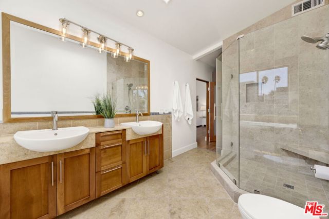 2336 Boone Avenue, Venice CA: https://media.crmls.org/mediaz/11c735e8-9290-4c5e-adeb-694c62cc760e.jpg