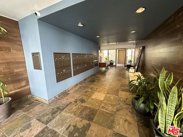 8400 De Longpre Avenue, West Hollywood CA: https://media.crmls.org/mediaz/11c738a8-5ac5-40be-be6b-04c0e0acbc44.jpg